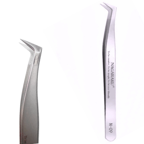 Pinza N-09 La pinza N-09 de Nagaraku es la herramienta ideal para crear abanicos artesanales y aplicar pestañas tecnológicas con precisión. Gracias a su diseño en forma de “L”, ofrece un excelente control y facilidad de uso, lo que la convierte en la opción perfecta para principiantes que están dando sus primeros pasos en el mundo del lash art.
