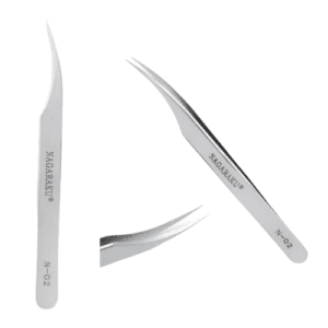 Pinza N-02 Pinza versátil de alta precisión: Diseñada para ofrecer un rendimiento impecable tanto en el aislamiento de pestañas como en la aplicación de extensiones. Su diseño ergonómico y punta fina garantizan un agarre firme y control total en cada movimiento, asegurando resultados profesionales con facilidad.