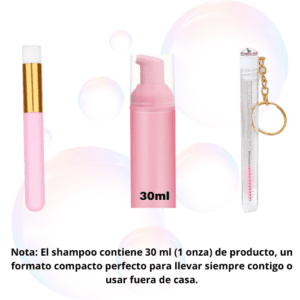 Te presentamos nuestro mini kit tamaño bolsillo, compacto y ligero, ideal para vender u obsequiar en tu cabina de trabajo. Es súper práctico y fácil de transportar, perfecto para llevar a cualquier lugar. Además, puedes personalizarlo con tu logo o el nombre de tu negocio, dándole a tu marca un toque único, profesional y original. Un detalle funcional que tus clientas amarán y que te ayudará a destacar y reforzar tu identidad de marca. Incluye: Shampoo mini de 30 ml (1 onza) – tamaño bolsillo, ideal para cartera o cosmetiquera Brocha de limpieza Cepillo con tubo Nota: El shampoo contiene 30 ml (1 onza) de producto, un formato compacto perfecto para llevar siempre contigo o usar fuera de casa.