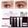 El 4 en 1 Lash Lift & Brow Tint Kit es el kit más completo de nuestra línea ICONSIGN. Reúne en un solo producto todo lo que necesitas para lograr resultados profesionales en lifting de pestañas y tintado de cejas, con una fórmula mejorada y accesorios incluidos para facilitar cada paso. ✨ Todo en un solo kit, más práctico, más completo y con mejores resultados. Incluye: • Paso 1 (lifting) • Paso 2 (fijación) • Tinte para cejas • Tinte para pestañas • Bálsamo mejorado • 5 pares de moldes • 10 cintas • 1 par de guantes • 3 pares de parches • 3 cepillos • 3 aplicadores • 1 cuchara