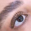 Lash & Brow Lift es un innovador tratamiento 2 en 1 diseñado para realzar la belleza natural, permitiendo levantar las pestañas y laminar las cejas en un solo producto. Características principales: Formulado con keratina vegetal, que nutre y fortalece el vello No causa irritación ni picazón, ideal para pieles sensibles Fórmula vegana y de alta calidad Sistema en frío, más seguro y cómodo para el cliente Resultados duraderos de 75 a 90 días ✨ Logra una mirada más definida, elegante y natural con un acabado profesional.