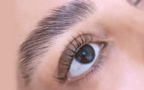 Lash & Brow Lift es un innovador tratamiento 2 en 1 diseñado para realzar la belleza natural, permitiendo levantar las pestañas y laminar las cejas en un solo producto. Características principales: Formulado con keratina vegetal, que nutre y fortalece el vello No causa irritación ni picazón, ideal para pieles sensibles Fórmula vegana y de alta calidad Sistema en frío, más seguro y cómodo para el cliente Resultados duraderos de 75 a 90 días ✨ Logra una mirada más definida, elegante y natural con un acabado profesional.