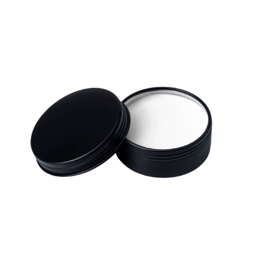 Ideal para diseñar cejas o labios con precisión profesional. Evita que la henna o el tinte se corran, manteniendo el diseño en su lugar. Logra resultados perfectos en micropigmentación gracias a su fórmula: ✔ Alta pigmentación ✔ No grasosa ✔ No mancha la piel ✔ Fácil de retirar Su textura firme permite trabajar con mayor control. Se recomienda sellar con polvo para evitar desplazamientos y lograr máxima precisión. El uso de pincel plano potencia aún más el diseño. Contenido: 20 g
