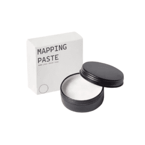 Ideal para diseñar cejas o labios con precisión profesional. Evita que la henna o el tinte se corran, manteniendo el diseño en su lugar. Logra resultados perfectos en micropigmentación gracias a su fórmula: ✔ Alta pigmentación ✔ No grasosa ✔ No mancha la piel ✔ Fácil de retirar Su textura firme permite trabajar con mayor control. Se recomienda sellar con polvo para evitar desplazamientos y lograr máxima precisión. El uso de pincel plano potencia aún más el diseño. Contenido: 20 g