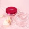 Bálsamo fijador para pestañas y cejas (8g) Fija con precisión los vellos de pestañas y cejas, ideal para realizar lifting de pestañas y laminado de cejas con mayor control y definición. Su fórmula enriquecida con niacinamida y hialuronato de sodio ayuda a nutrir, hidratar y proteger el vello, mejorando su apariencia y salud. Además, cuenta con un delicado aroma a flor de magnolia, que hace más agradable cada aplicación. ✨ Perfecto para uso profesional ✨ Mayor fijación y control ✨ Acabado limpio y duradero