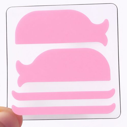 Las bandas de silicón para lifting de pestañas sirven para sujetar y mantener las pestañas bien adheridas al pad durante el proceso del lash lifting. Son una herramienta muy útil especialmente cuando trabajas con pestañas rebeldes, gruesas o difíciles de acomodar. Contiene 3 pares ¿Para qué sirven exactamente? Mantienen las pestañas pegadas al molde sin que se despeguen. Ayudan a crear una curvatura más uniforme y limpia. Evitan que las pestañas se crucen o se levanten durante el procedimiento. Permiten trabajar más rápido y ordenado. Son ideales para técnica coreana o lifting sin pegamento fuerte. Ayudan a que los productos químicos actúen mejor al mantener contacto constante. Ventajas Reutilizables y fáciles de limpiar. Más cómodas para la clienta. Reducen el uso excesivo de adhesivo. Excelente opción para pestañas largas o muy rectas. ¿Cómo se usan? Colocas el pad de lifting. Acomodas las pestañas sobre el pad. Pones la banda de silicón encima para sujetarlas. Aplicas los pasos del lifting normalmente. Consejo profesional Muchas lashistas las usan para: lifting coreano, reversión de trabajos, pestañas difíciles, o para evitar que el adhesivo se seque demasiado rápido mientras acomodan.