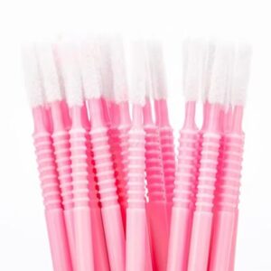 MICROBRUSH CABEZA LARGA Ideal para aplicar removedor, primer, limpiar pestañas y retirar exceso de producto. Su diseño de cabeza larga permite un manejo más cómodo y preciso, ayudando a abarcar una mayor parte del set de pestañas de forma rápida y eficiente. Perfecta para lashistas que buscan practicidad, higiene y mejor control durante la aplicación.