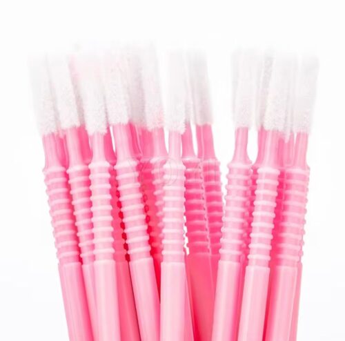 MICROBRUSH CABEZA LARGA Ideal para aplicar removedor, primer, limpiar pestañas y retirar exceso de producto. Su diseño de cabeza larga permite un manejo más cómodo y preciso, ayudando a abarcar una mayor parte del set de pestañas de forma rápida y eficiente. Perfecta para lashistas que buscan practicidad, higiene y mejor control durante la aplicación.