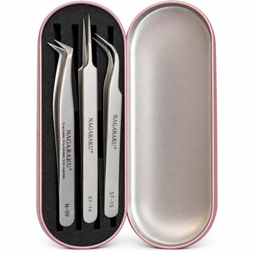 kit pinzas pagina Trío de pinzas Nagaraku: precisión y control en cada aplicación Un set de 3 pinzas Nagaraku, perfectamente calibradas para ofrecer un agarre firme, limpio y de alta precisión. Su excelente tecnología de agarre permite trabajar con mayor control y comodidad, facilitando la creación de abanicos y la colocación precisa de cada extensión. Ideales para trabajar: Técnica clásica pelo a pelo. Extensiones de volumen. Pestañas tecnológicas. La herramienta perfecta para lashistas que buscan precisión, calidad y resultados profesionales en cada aplicación.